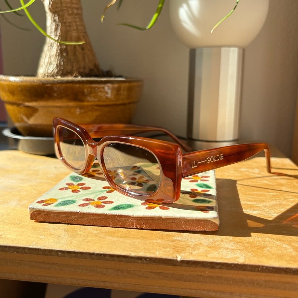 lu goldie mod sunglasses - salóme chestnut slim rectangular sunnies euc